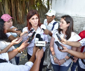 Rosa Cotes dando declaraciones a los medios, al lado de Karen Abudinen.