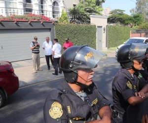 Agentes esperan para detener al expresidente peruano.