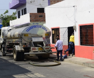 La Essmar está suministrando agua con carrotanques en los barrios más afectados. 