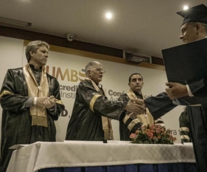 Exguerrillero recibiendo su diploma de bachiller.