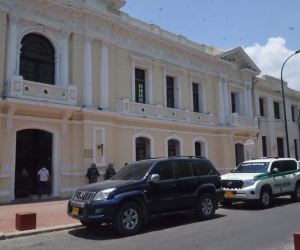 En la fachada de la Alcaldía permanecen los vehículos de los visitantes.