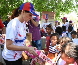 La gobernadora Rosa Cotes entregó regalos a los niños. 