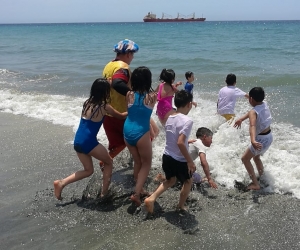 Los niños estaban felices en el mar de Santa Marta. 