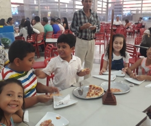 Los niños no solo fueron a jugar ajedrez al Ocean Mall, también fueron a comer pizza.