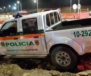 Así quedó la patrulla que chocó con un vehículo particular.