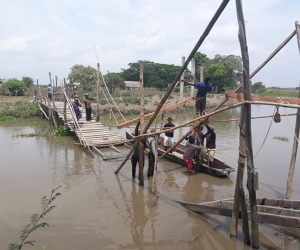 El puente artesanal colapsó y los estudiantes tienen que atravesar el caño en canoas y botes.