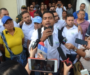 El hasta hoy alto consejero para la Sierra Nevada, Raúl Pacheco, tomó la vocería de los huelguistas.