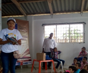 la bibliotecaria Cindy Paola Garzón Díaz, quien orientó un concurso de lectura y así premiar a los  niños y jóvenes que leyeran mejor.