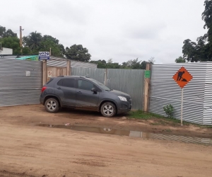 El Contratista en días pasados estacionó su vehiculo en la puerta de la obra como protesta a la falta de pago. 