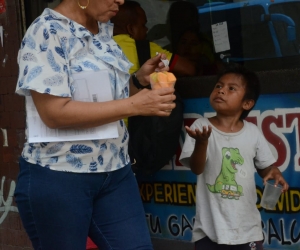 Niño pidiendo comida en las calles de Santa Marta.