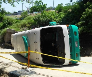 Bus se volcó en el sector de Las Terrazas de Barranquilla