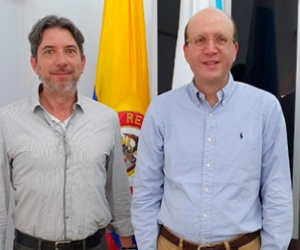 El director (e) del Archivo General de la Nación (AGN), Jorge Cachiotis, y el alcalde (e) de Santa Marta, Andrés Rugeles.