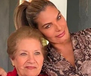 María Mónica Urbina junto a su madre