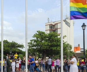 La jornada comenzó desde muy temprano de este viernes con un acto de reivindicación denominado “todos a pisar la cebra de la diversidad por los derechos”, que se desarrolló en el Parque Bolívar.