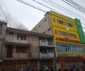 Bomberos tratan de controlar el incendio. 