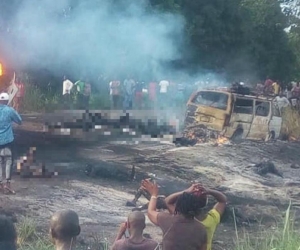 Camión cisterna explotó y mató a 50 personas en Nigeria.