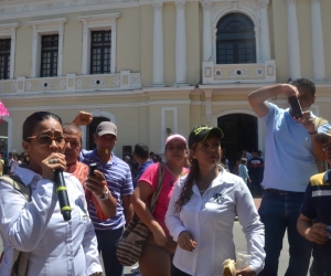 Protesta de los docentes del Distrito frente a la Alcaldía.