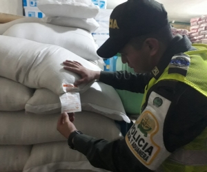 El arroz fue aprehendido durante operativos de control en el mercado público.