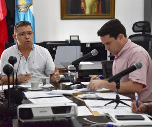 El alcalde de Santa Marta, Rafael Martínez, y el secretario de Desarrollo Económico, Camilo George, en un 'pase al tablero'. 