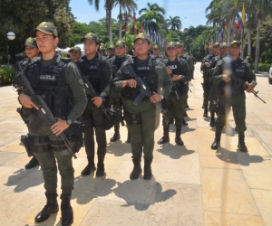 Los 22 uniformados del Comando Especial Antiextorsión fueron presentados en la Quinta de San Pedro Alejandrino.