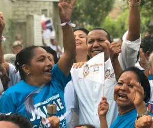 Jaime Cárdenas con simpatizantes en el barrio Los Fundadores.