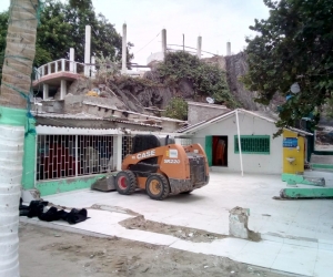 Demolición de restaurante en sector de Mi Ranchito.