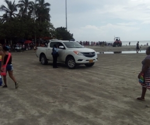 Vehículo estacionado en la playa de El Rodadero. 