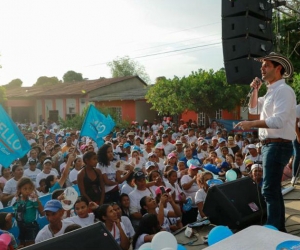 El candidato a la gobernación en la plaza central de Río Frío