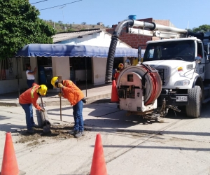 Con mantenimientos preventivos del servicio de alcantarillado 