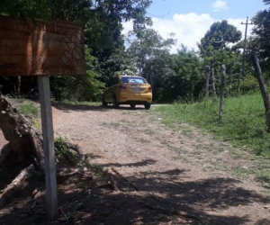 El taxi fue encontrado en la mañana este jueves en una zona enmontada. 