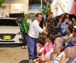 Jaime Cárdenas, de visita en el barrio Miguel Pinedo.