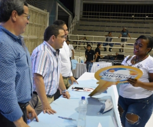 Entrega de títulos de propiedad en el coliseo Mayor. 