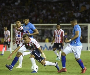 Marlon Piedrahita y Luis 'Cariaco' González neutralizando un ataque visitante al inicio del partido.