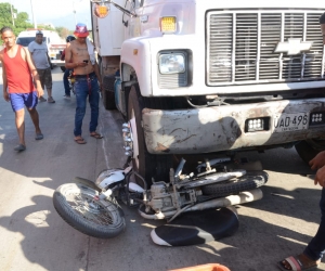 La motocicleta quedó debajo de las llantas delanteras del camión.