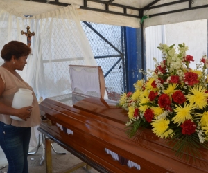 Luis Isidro Yánez es velado en plena calle en el barrio Villa Marbella. 