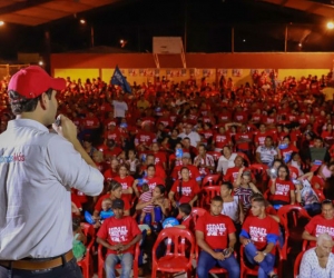 El Mello reunido con simpatizantes de su campaña.