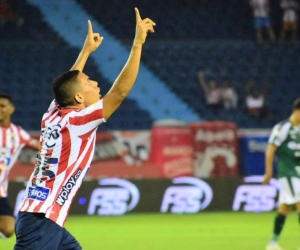 Stiwart Acuña celebrando el gol.