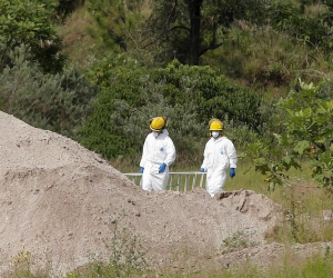 Peritos forenses en el lugar donde fue hallada la fosa.