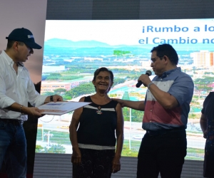 El ministro de Vivienda y el Alcalde entregaron los tres primeros subsidios de este programa en Santa Marta. 