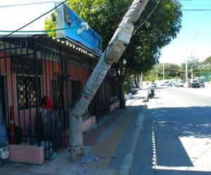 Poste afectado en la Avenida del Río con carrera quinta