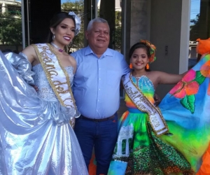 Reinas del Festival Nacional del Caimán y el Alcalde Ciénaga. 