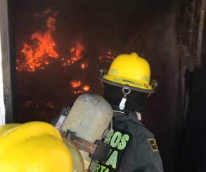 Incendio en Gaira fue atendido por los Bomberos de Santa Marta.