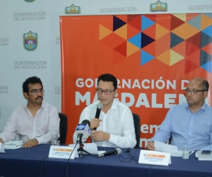 El gobernador del Magdalena, Carlos Caicedo, en rueda de prensa.