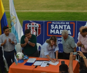 Momentos cuando la alcaldesa firmaba el convenio con el 'Ciclón'. 