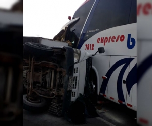 Choque de camión con bus de Expreso Brasilia