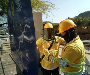 Letrero de la estación de Las Guacamayas estuvo energizado por causa del roce entre un cable con las barandas del sendero. 