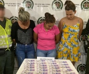 Mujeres capturadas con billetes falsos.