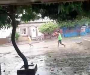 Guerras de pandilla durante las lluvias de este lunes, en Barranquilla.