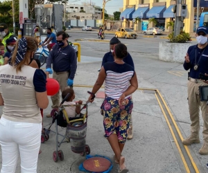 Niños trabajando en los semáforos de Santa Marta. 