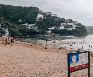 En las playas de Santa Marta hay señalizaciones con los protocolos de bioseguridad, además de controles para el acceso.